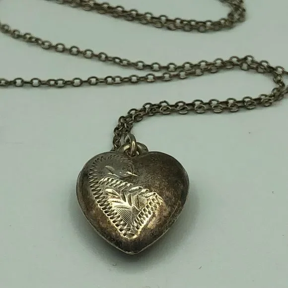 VINTAGE SILVER Puffed Heart Foliage Etch Pendant Necklace on Chain Retro Kitsch - Picture 14 of 16